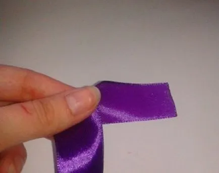 Boutonniere a vőlegény make szatén szalagok és virágok