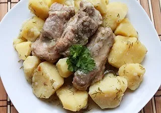 coaste de porc, fiert cu cartofi în multivarka, bucătar, bucurați-vă!