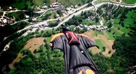 Wingsuit-atlet, sau veveriță zboară, trăiesc interesant