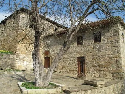 Арменски манастир SuRB Khach описание, история и любопитни факти