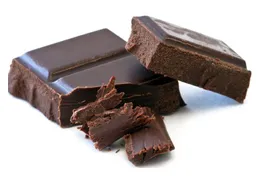 Ciocolată neagră se caracterizează printr-un amar, ceea ce este diferența