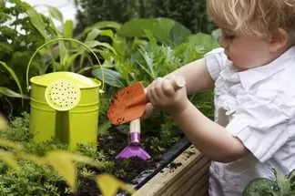 Copiilor le place să aibă grijă de natură și de plantare grădini