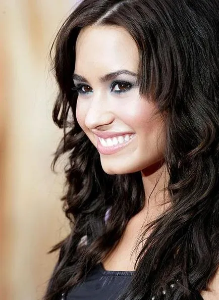 Demi Lovato jól néz ki, és abban az új súly