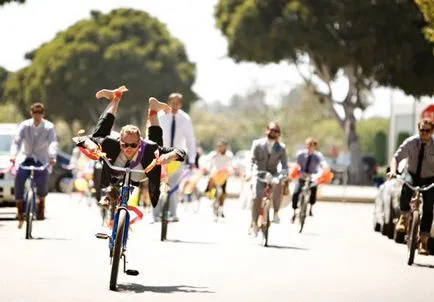 Mireasă mersul pe bicicletă ...