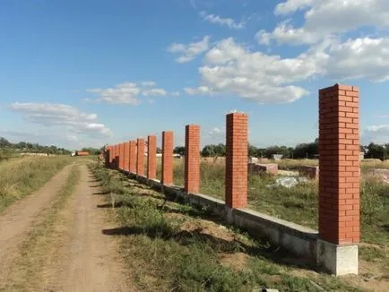 В основата на ограда с инструкции за видео монтаж тухлени колони със своите ръце, Цена, Фото