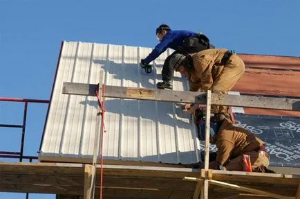 Hogyan erősíthető meg a galvanizált fém profil a tető fólia rögzítése a szelemenek, lásd