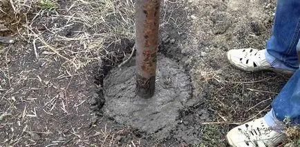 Hogyan kell beállítani a konkrét oszlopok a kerítés, akkor jobb, hogy válasszon egy betonozási vagy eltömődés, fotók