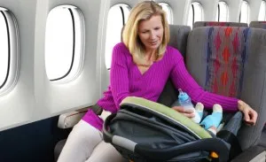 Cum de a face zborul cu copilul calm și regulile de siguranță pentru transportul copiilor în aeronave