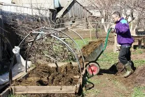 Hogyan készítsünk egy ágy uborka trágyából származó video utasításokat