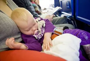 Как да направите полета с бебе на спокойното и безопасно правилата за транспортиране на деца в самолет