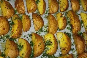 Картофени клинове във фурната - 9 вкусни рецепти за всеки ден и празник