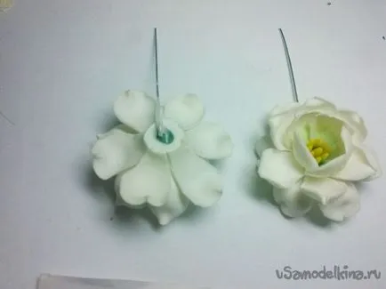 Eustoma din plastic (turnare și asamblare de decorare)