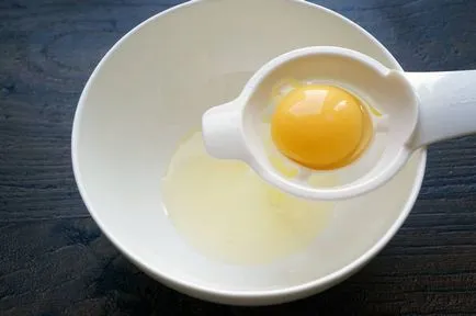 Arcpakolás egy tojás víz, egy egyszerű recept tojás maszk, maszk fekete pontok az otthoni