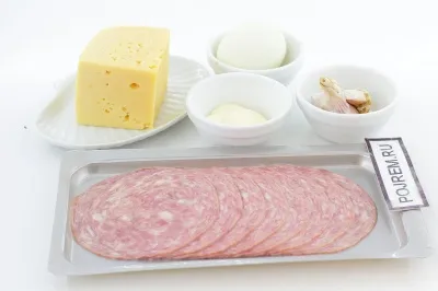 Ham tekercs sajttal és fokhagymás - lépésről lépésre recept, hogyan kell főzni fotókkal