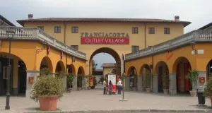 Franciacorta kivezető falu - franchakrota Outlet Village