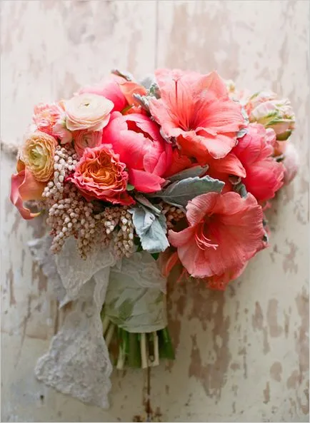 Праскова сватбен букет от Amaryllis, рози и лалета