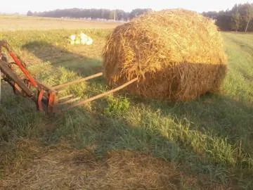 Зареждане на бали сено без проблеми