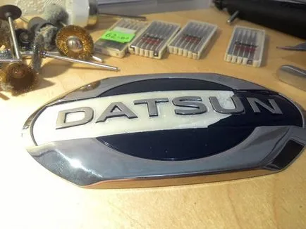 Logo Iluminare Datsun (formare emblema)