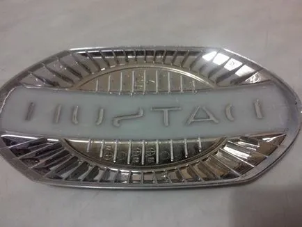 Logo Iluminare Datsun (formare emblema)