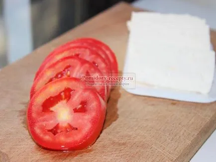 Tomate cu feta sub sos de busuioc