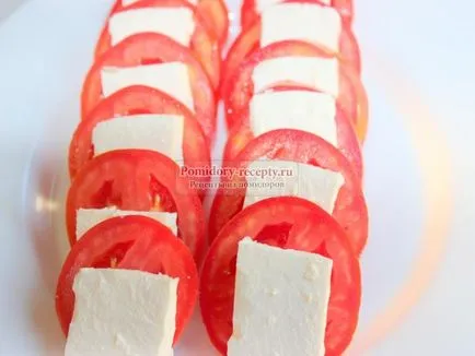 Tomate cu feta sub sos de busuioc