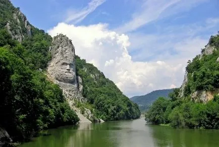 statui gigantice, sculptate în roci