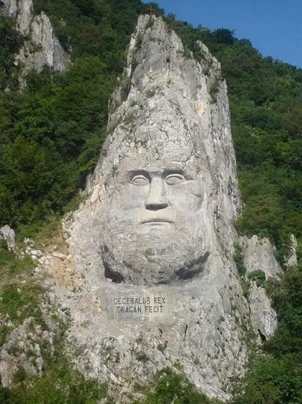 statui gigantice, sculptate în roci