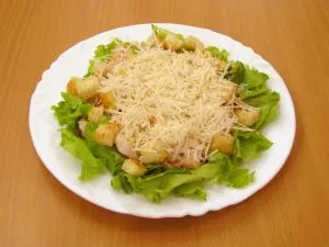 Reteta pentru o salata Caesar clasic cu carne de pui si crutoane de la Anastasia Skripkina la domiciliu