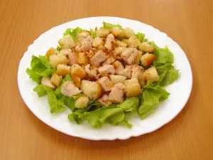 Reteta pentru o salata Caesar clasic cu carne de pui si crutoane de la Anastasia Skripkina la domiciliu