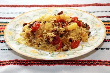 Ориз с сушени кайсии, стафиди, захаросани плодове и ядки различен