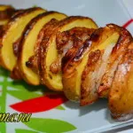 Руската закуска херинга с картофи, аз съм много щастлив, домакиня