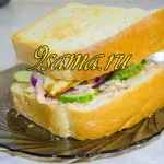 Руската закуска херинга с картофи, аз съм много щастлив, домакиня