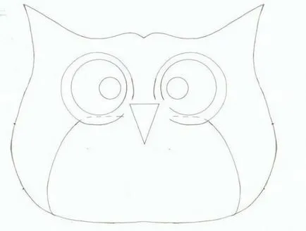 Owl cu mâinile lor de la un atelier de tesatura cu modele de jucării