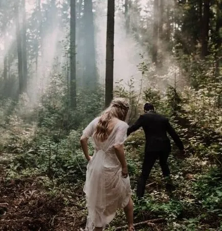 Nunta în pădure imagini de decor tineri și de vacanță