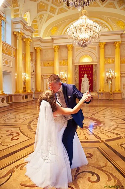 Сватбени танци - снимка младоженци първия танц на сватбен фотограф
