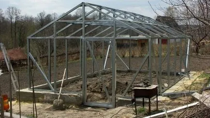 Greenhouse polikarbonát saját kezét, árak összehasonlítása, rajzok, fotók, videó