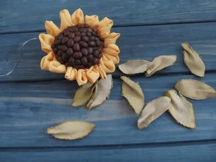 Topiara de boabe de cafea cu mâinile de floarea-soarelui dumneavoastră