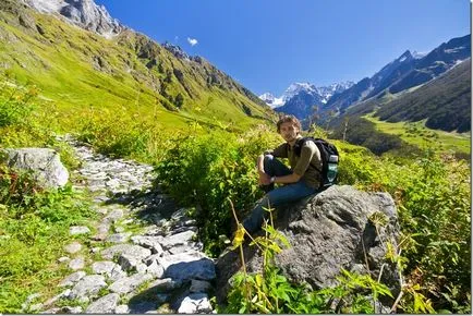 Trekking în flori vale Himalaya, în nordul Indiei