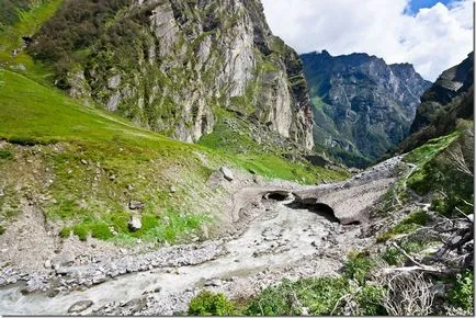 Trekking în flori vale Himalaya, în nordul Indiei