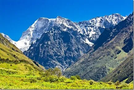 Trekking în flori vale Himalaya, în nordul Indiei