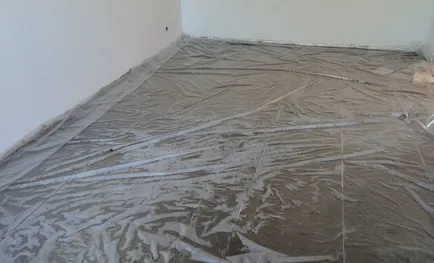 Полагане на подово електрическо подово под плочки с ръцете си