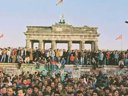 Исторически Хроника защо падането на Берлинската стена