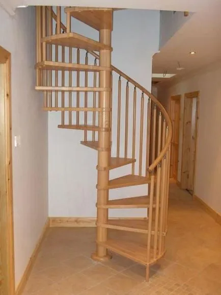 O scară de lemn în spirală la etajul al doilea, cu mâinile videoclipul lui, foto