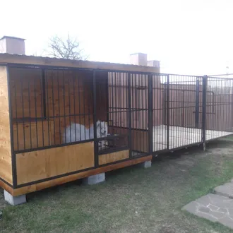 Aviary pentru doi sau mai mulți câini