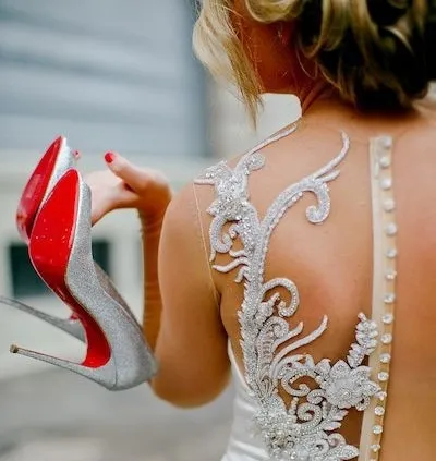 Bride fényes vidám stroke cipő esküvői kép