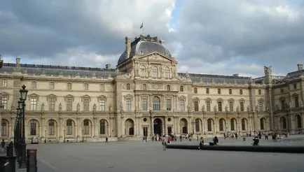 Miért egy piramis előtt a Louvre