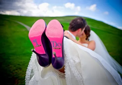 Raisin в образа на сватбени обувки на булката с надписи