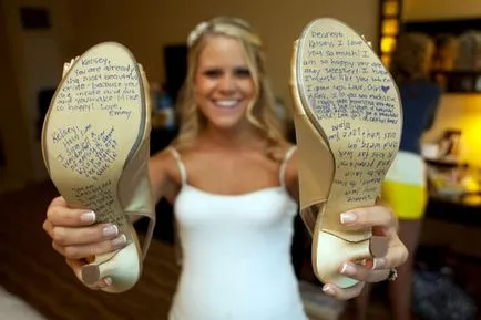 Raisin в образа на сватбени обувки на булката с надписи