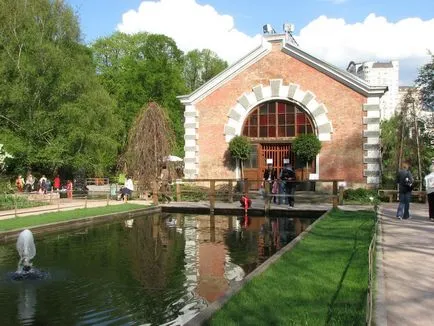 Grădina Botanică din Moscova, Universitatea de Stat „Apothecary Garden“, București