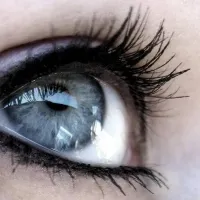 Ce să faci make-up pentru ochi de culoare gri-albastru
